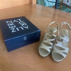 Never been worn , gold sparkle heels. Size 9.5 . Naturalizer brand .